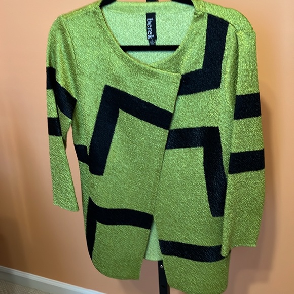 Berek Crinkle Top Green Black Geometric One Button Abstract Womens Sz M - Picture 3 of 6